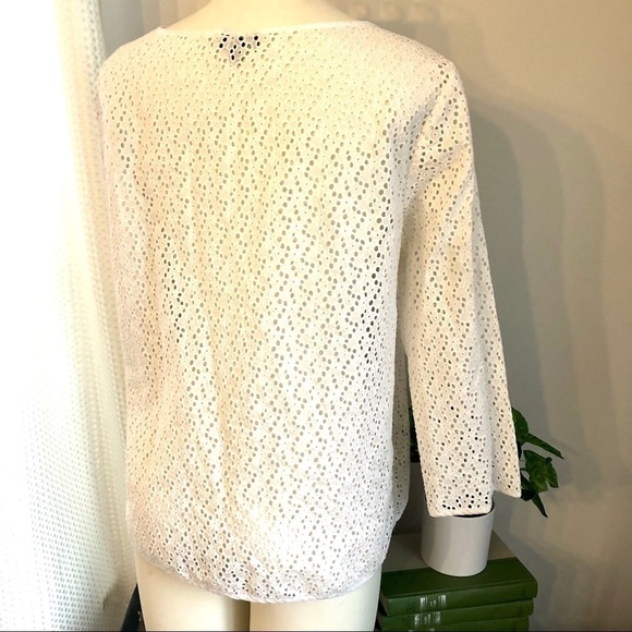 🎯3/$10 Talbots White Eyelet Lace Top Medium Petite - Picture 6 of 8